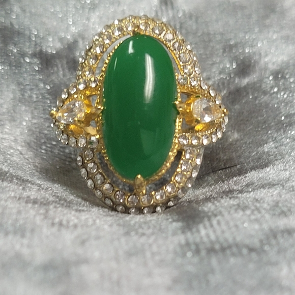 Ladies Oval Inlaid Hollow Green Ring - Picture 2 of 8